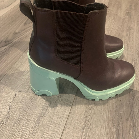 Sorel Heeled Boots Brown and Green with Waterproof Design - Picture 1 of 4